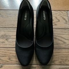 黒スウェード調ヒールパンプスの画像