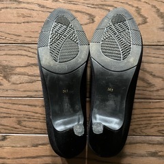 黒スウェード調ヒールパンプスの画像