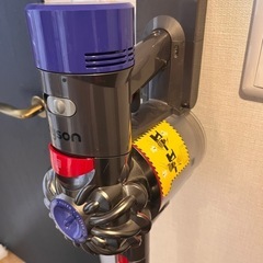 [受け渡し先決定]Dyson 掃除機V8 充電できなくなったジャンク品の画像