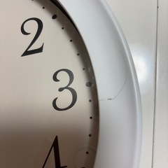 白の壁掛け時計の画像