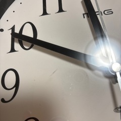白の壁掛け時計の画像