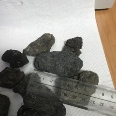 溶岩石黒色　サイズバラバラの画像