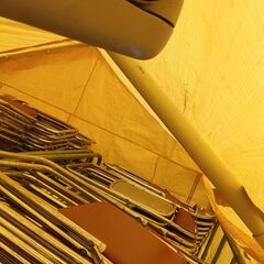 【大量セット】折りたたみ一人用机4台＋パイプ椅子約100脚 会議用 家具セット 日本製 ミーティングテーブル 折り畳みチェア オフィス備品 イベント用品の画像