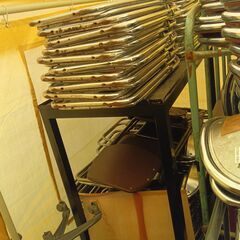 【大量セット】折りたたみ一人用机4台＋パイプ椅子約100脚 会議用 家具セット 日本製 ミーティングテーブル 折り畳みチェア オフィス備品 イベント用品の画像