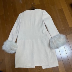 Apuweiser-richeの中古コート　ファー付きアイボリーホワイトの画像