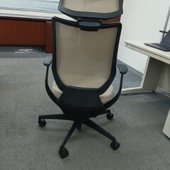 ★破棄期限が近づき値下げ★【KOKUYO（コクヨ）ing（イング）オフィスチェア】ベージュ メッシュ ヘッドレスト付き T型肘 高機能チェア 幅710mm 奥行785mm 高さ1270mm 東五反田の画像