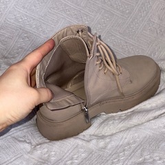 Bershka 23.5 ベージュ ブーツの画像