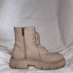 Bershka 23.5 ベージュ ブーツの画像
