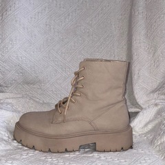 Bershka 23.5 ベージュ ブーツの画像