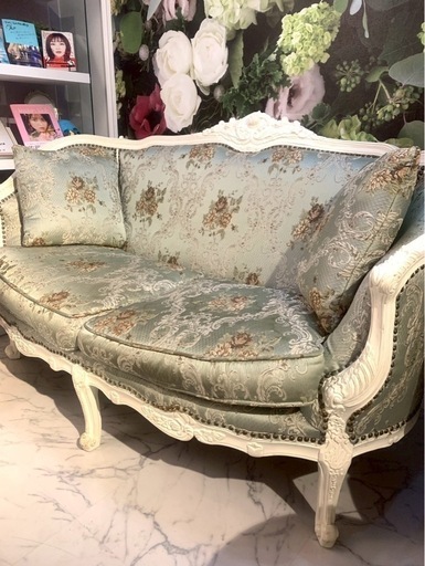 //サロンの備品無料でおつけします//【フランス風アンティーク 2人がけソファ+クッション付き♪】