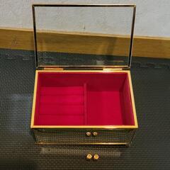 ガラスとミラーのアクセサリーボックス