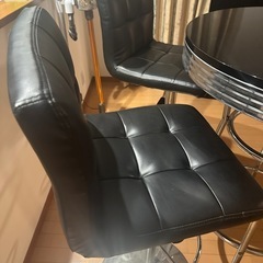 バーテーブルと椅子2脚のセットの画像