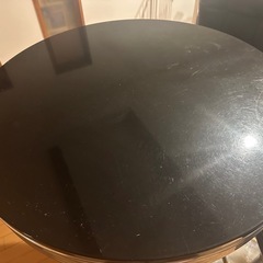バーテーブルと椅子2脚のセットの画像