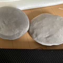 グレーの丸型クッション2個セット