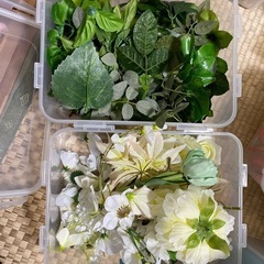 造花、花の部分と葉の部分、ケース付きの画像