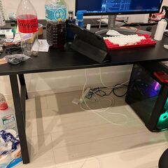 机、椅子、布団セット、ハンガー譲ります。の画像