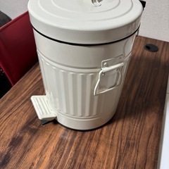 ホワイト　脚押し開閉ゴミ箱　小物入れ　くず入れ　白