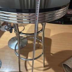 バーテーブルと椅子2脚のセットの画像