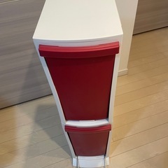ニトリ 2段スリムゴミ箱  赤白の画像