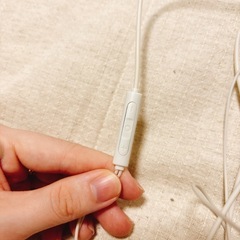 有線 イヤフォン イヤホン 白 リモコン付きの画像