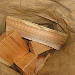 ②　屋内保管A倉庫　段ボール箱に入れた薪　約4.5㎏　焚き火　キャンプ　アウトドア　グランピング　薪ストーブ等の焚き付けに 　那須で薪の画像