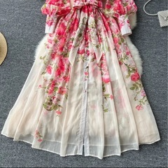 25000円で購入　新品未使用　華やかな花柄ワンピースの画像