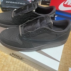 Travis Scott × Nike Air Jordan 1...