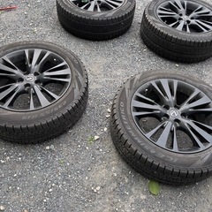 レクサスのスタッドレスタイヤとホイールサイズは235/55R19で、
