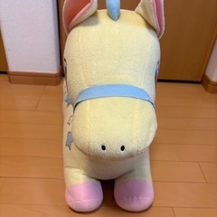 ベビーぬいぐるみの木馬の画像