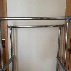 ハンガーラック受け渡し相談中の画像