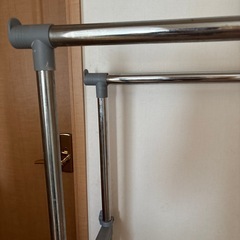 ハンガーラック受け渡し相談中の画像