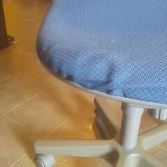 古い事務用の椅子です。無料で差し上げます。の画像