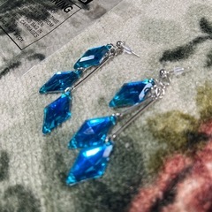 ピアス ブルーの画像