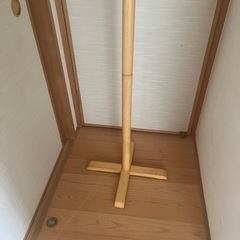 木製ハンガーポールの画像