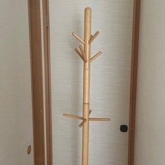 木製ハンガーポールの画像