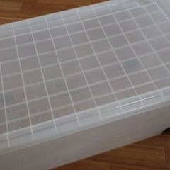 ◆【タッパー型収納ケース・大型】①　　※寝具用品入れ等に、如何でしょうか？　●大きさ/７３cm×４０cm×３４cm。の画像