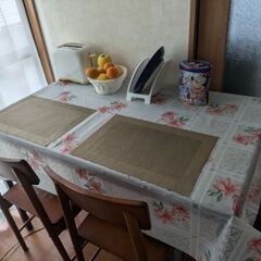 ダイニングテーブルと椅子