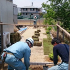 ▼正社員：造園の現場作業員【未経験OK】▼ 公共案件中心！柔軟な休日体制で安心勤務◎ 超少人数の現場！アットホームな環境で働きやすい◎ 10年以上勤務の社員在籍！長く続けられる安心職場◎の画像