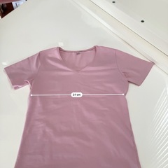 UNIQLO  V カットTシャツの画像