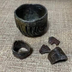 〈廃棄〉　陶製の器とナプキンホルダーの画像