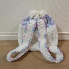 ポンポン付きニット帽と巾着リュックサックセットの画像