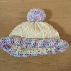 ポンポン付きニット帽と巾着リュックサックセットの画像