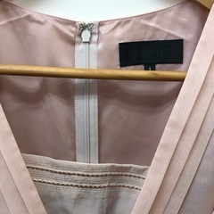 【値下げしました！】シフォンワンピース　プリーツ　カシュクール　ピンクベージュ【UNTITLED】の画像