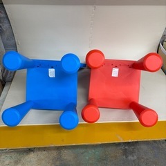 IKEA マンムット 子ども用チェア 2脚セット（赤・青）の画像