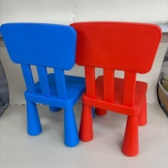 IKEA マンムット 子ども用チェア 2脚セット（赤・青）の画像