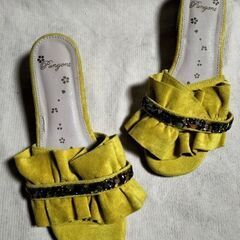 新品・未使用　黄色いサンダル　Mサイズ