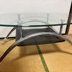 ガラスのテーブル