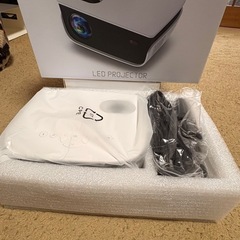 新品同様プロジェクターと中古Chromecastセットの画像