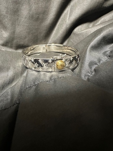 ルイヴィトンのバングル