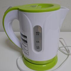 ※当選者様とお話し中※【無料】【新品】コンパクトサイズの電気ケトル（容量0.8リットル）　ホワイト×ライトグリーン　電気ポットの画像